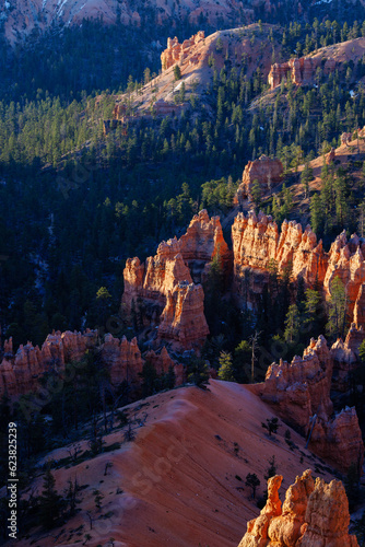 Rock formations and hoodoo’s from Rim Trail in Bryce Canyon National Park in Utah during spring. 