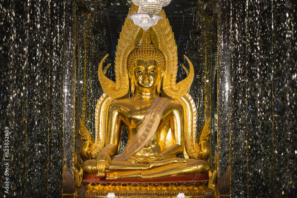 Wat Tha Sung: Buddhist temple whose interior is adorned with shiny, mirrored tiles and columns Wat Tha Sung: Buddhist temple whose interior is adorned with shiny, mirrored tiles and columns