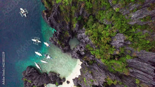La baie du Nid est la plus belle destination de vacance en Asie. Située aux Philippines, c'est un archipel d'ile paradisiaques et montagneux aux eaux turquoise. Un endroit touristique magnifique. photo