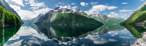 Wasserspiegelung im Eikesdalssee in Norwegen