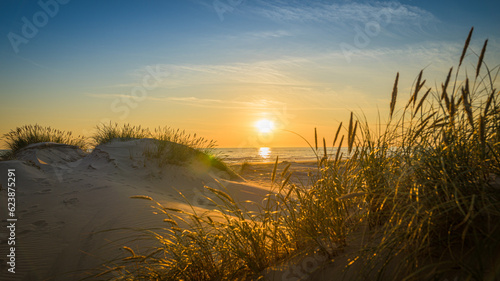 Weg zwischen den D  nen f  hrt zum Strand bei Sonnenuntergang 