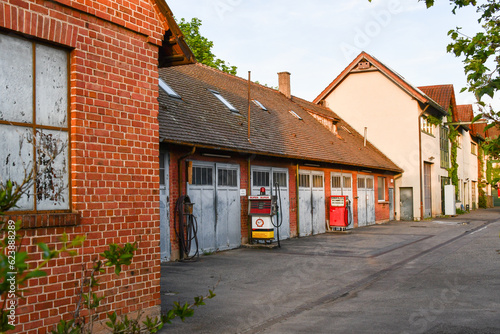 Alte Tankstelle in Backsteingebäude