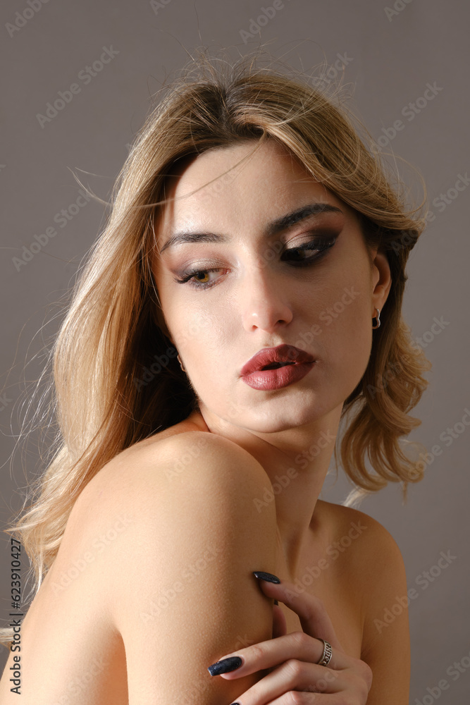 Naklejka premium bare shoulders blond