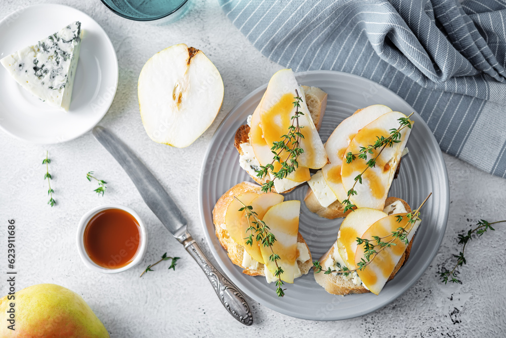 Blue cheese pear thyme toasts in a plate Blue cheese pear thyme toasts in a plate