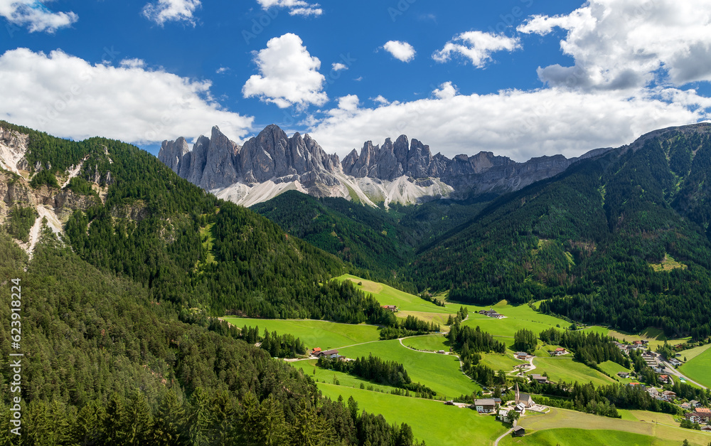 Blick ins Villnößtal mit Geislergruppe in den Dolomiten, Südtirol, Italien