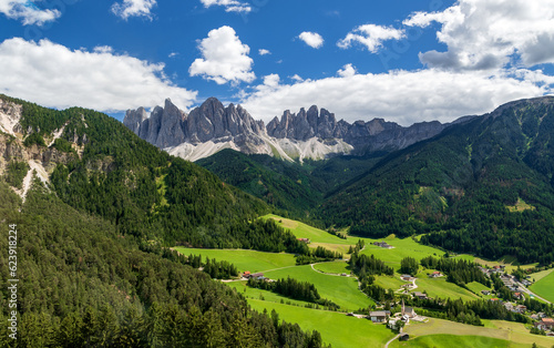 Blick ins Villnößtal mit Geislergruppe in den Dolomiten, Südtirol, Italien