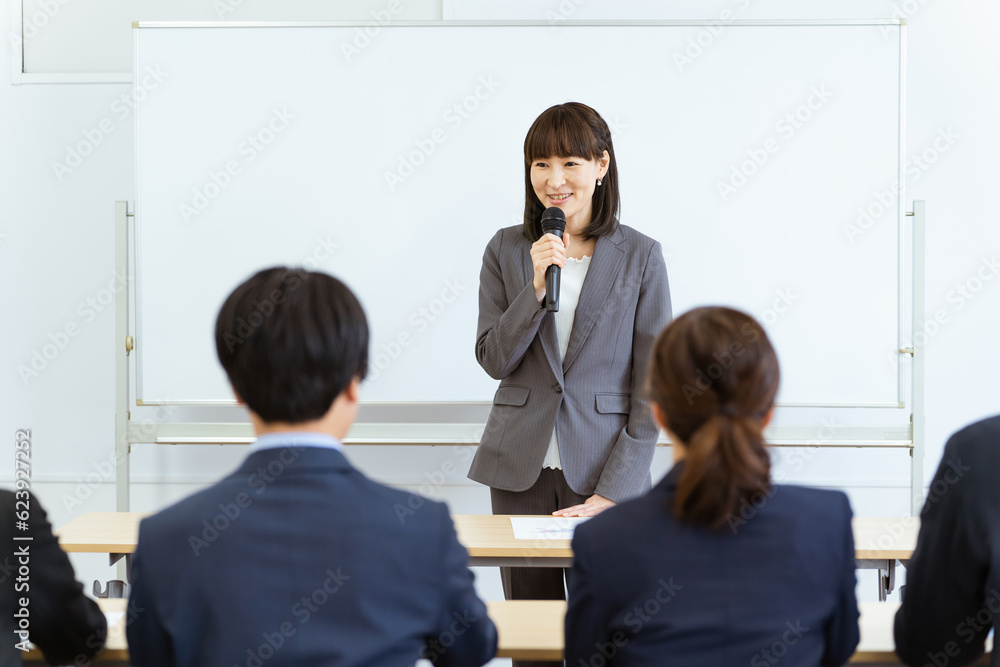 企業・会社の説明会・勉強会・プレゼン・講習会・セミナーをする先生・講師・教師・ビジネスウーマン
企業・会社の説明会・勉強会・プレゼン・講習会・セミナーをする先生・講師・教師・ビジネスウーマン