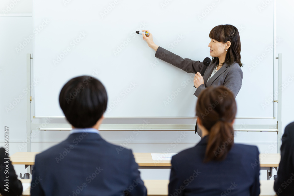 企業・会社の説明会・勉強会・プレゼン・講習会・セミナー・研修をする先生・講師・教師・ビジネスウーマン
