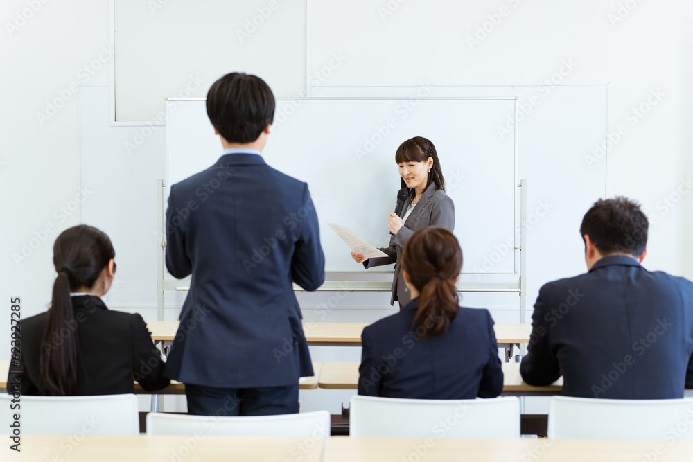 企業・会社の説明会・勉強会・プレゼン・講習会・セミナーをする先生・講師・教師・ビジネスウーマン
企業・会社の説明会・勉強会・プレゼン・講習会・セミナーをする先生・講師・教師・ビジネスウーマン