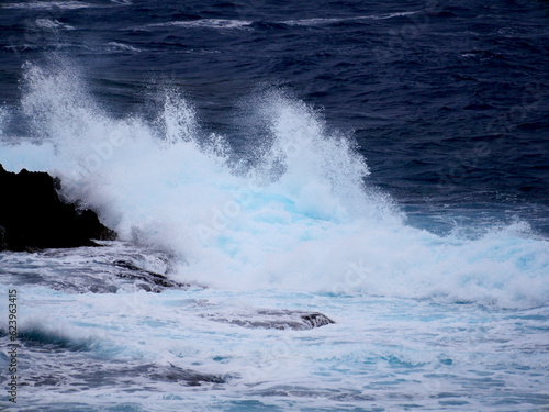 荒れ狂う海と岩に打ち付ける波