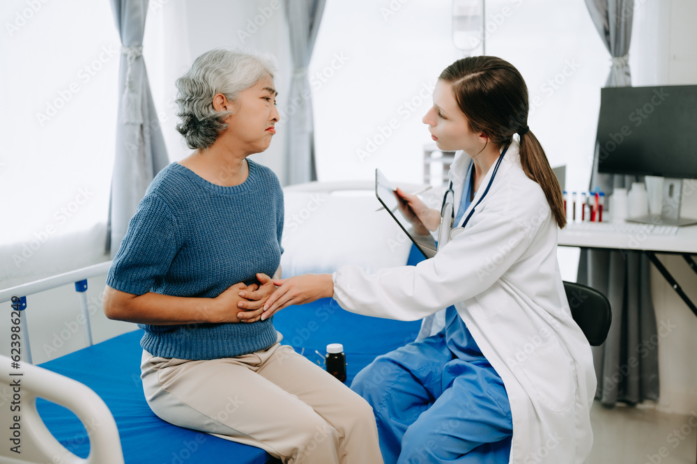 Obraz premium Caucasian doctor smiling take care of a young patient in hospital. Friendly nurse or therapeutic treat client Professional medical service concept.