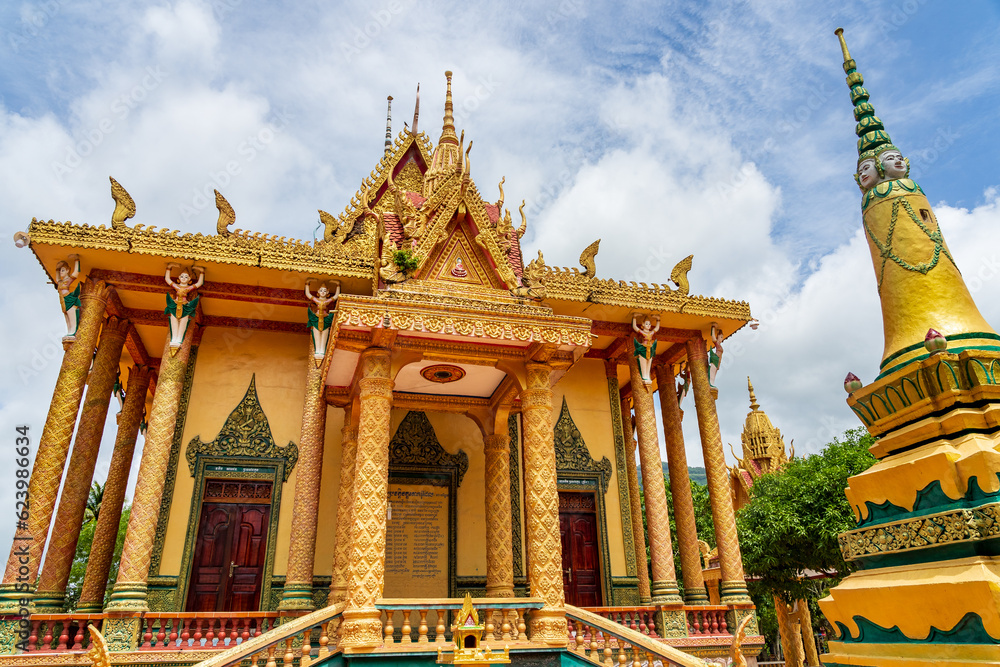 Obraz premium A ancient temple decorated with tall pillars and gold details