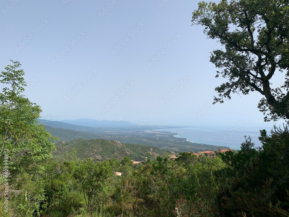Vue sur les montagnes et la mer en Corse
