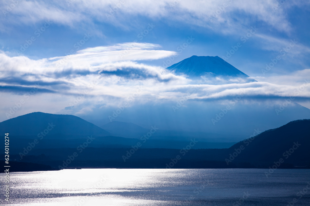 富士山と雲　山梨県本栖湖にて