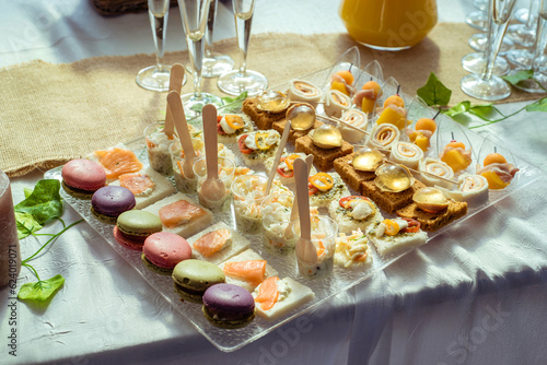 Fototapeta Naklejka Na Ścianę i Meble -  plateau de verrines et macarons de traiteur lors d'un cocktail de mariage