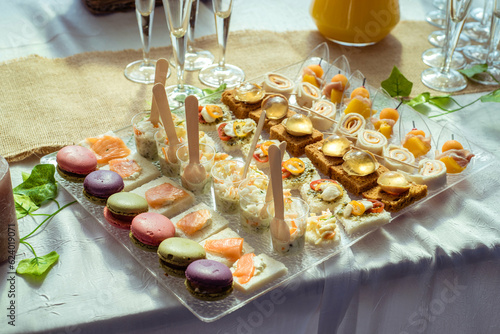 plateau de verrines et macarons de traiteur lors d'un cocktail de mariage