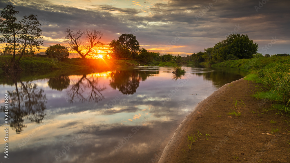 Obraz premium Beautiful sunrise over Bzura river, Mazovia, Poland.