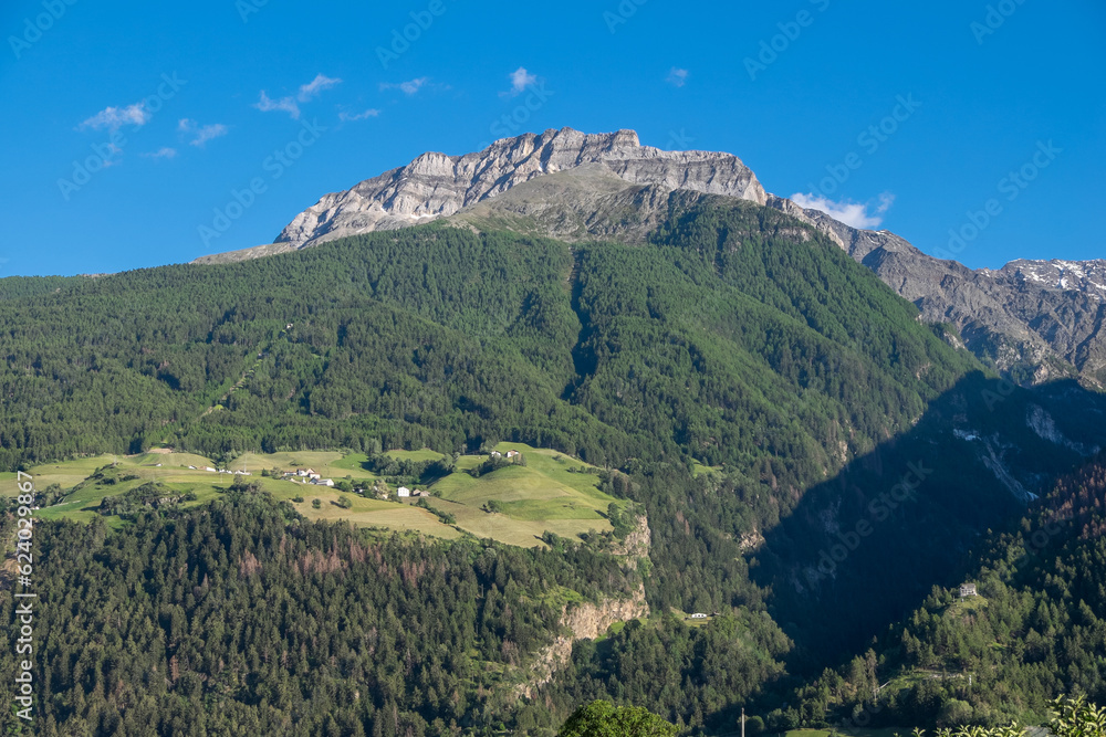 Paisaje rural con vista de la montaña Jennwand en el pueblo de Lasa, Norte de Italia