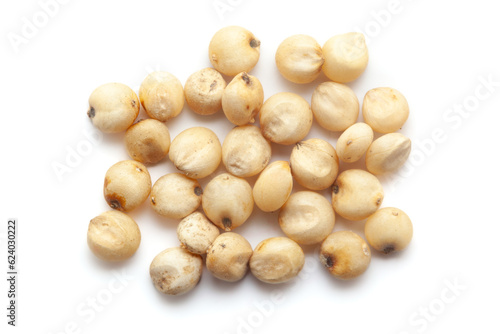 Foto Close-up of Dried Organic Jowar or Sorghum (Sorghum bicolor) seeds isolated on white background