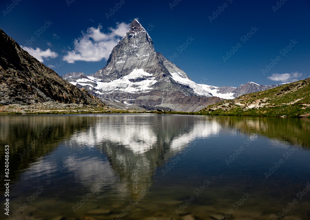 Das Materhorn (4478 m ü. M.) am Riffelsee in der Schweiz, wo er an der Wasseroberfläche gespiegelt wird. Es ist einer der höchsten Berge der Alpen einer der bekanntesten Berge der Welt.