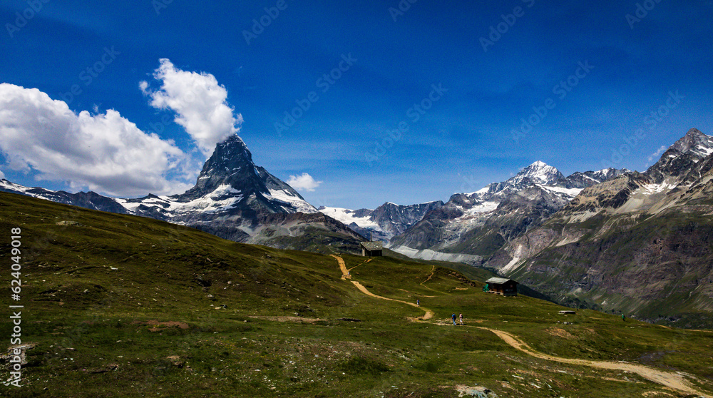 Das Materhorn (4478 m ü. M.) am Riffelsee in der Schweiz, wo er an der Wasseroberfläche gespiegelt wird. Es ist einer der höchsten Berge der Alpen einer der bekanntesten Berge der Welt.