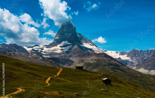 Das Materhorn (4478 m ü. M.) am Riffelsee in der Schweiz, wo er an der Wasseroberfläche gespiegelt wird. Es ist einer der höchsten Berge der Alpen einer der bekanntesten Berge der Welt. photo