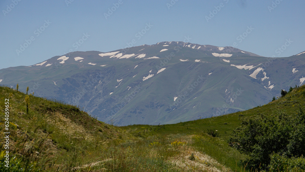 Fototapeta premium view of the mountains