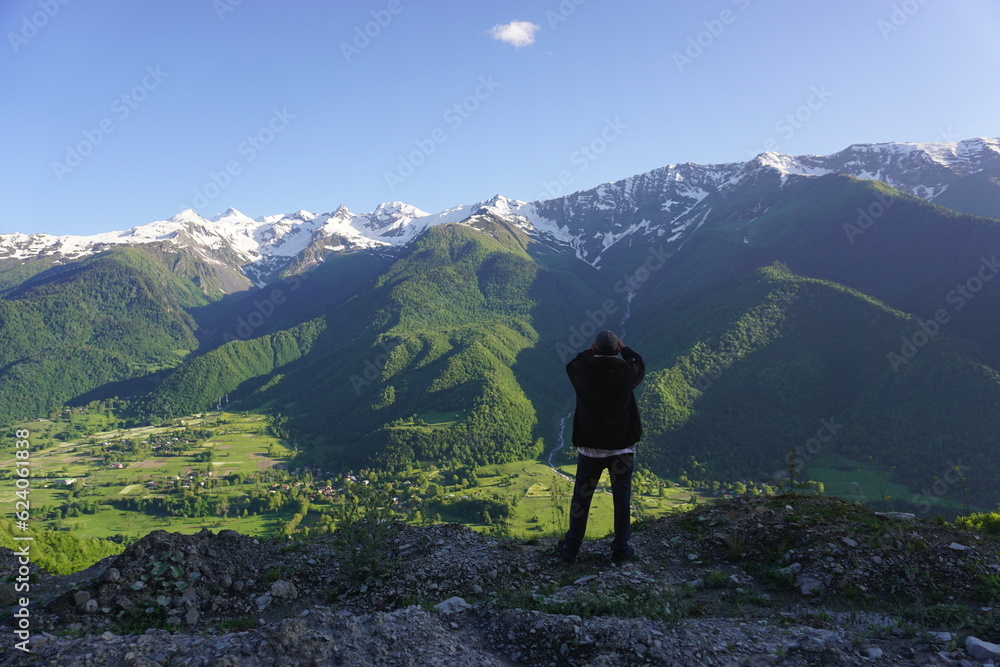 Mann fotografiert Bergpanorama in Georgien
