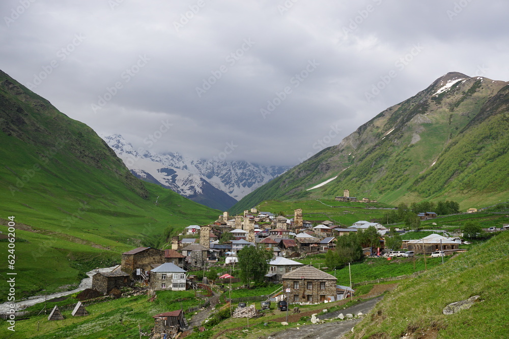 Dorf Ushguli im Kaukasus mit Bergen