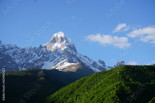 Berg Uschba mit Schnee im Kaukasus, Georgien