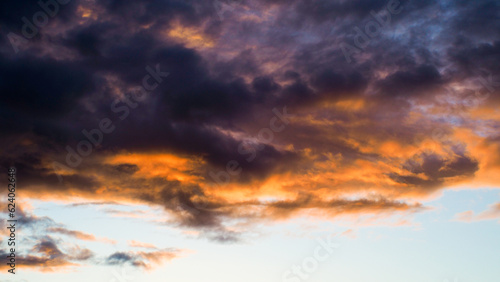 Teintes orangées sous des stratocumulus, pendant le coucher du soleil