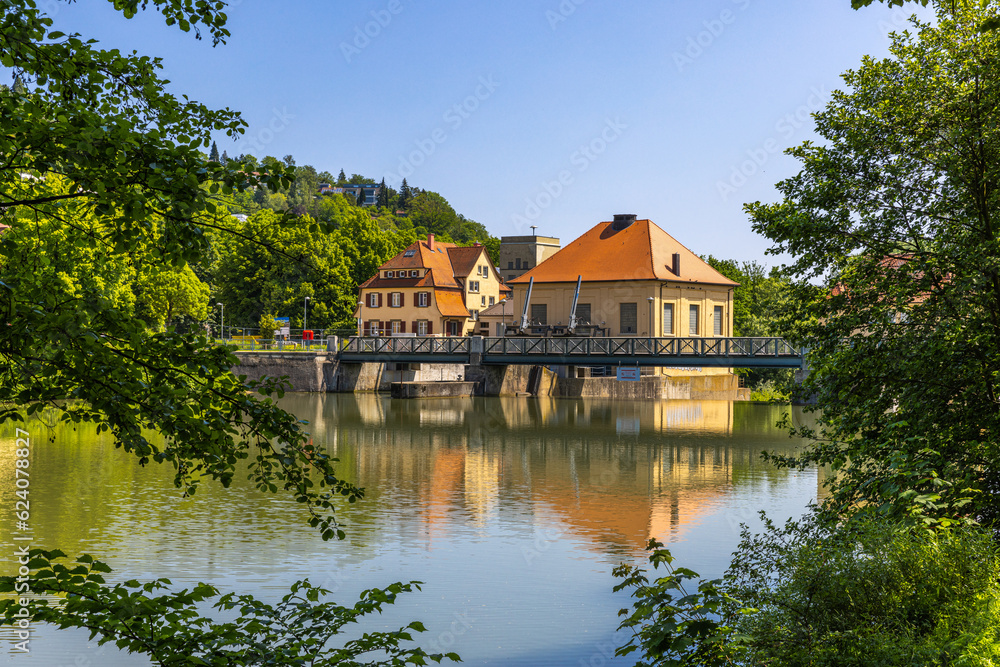 Blick über den Neckar zum Neckarkraftwerk