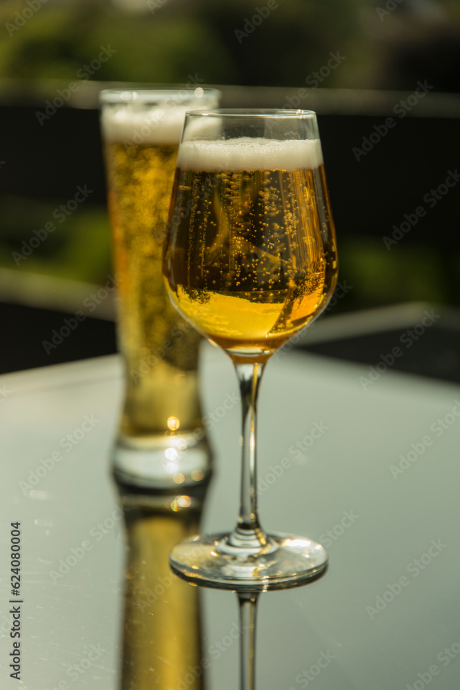 Biergläser mit frischem Bier Biergläser mit frischem Bier