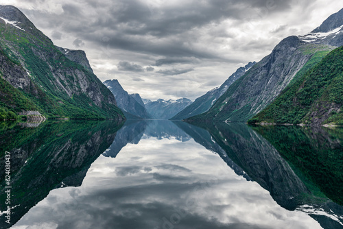 Wasserspiegelung im Eikesdalssee in Norwegen