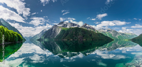 Wasserspiegelung im Eikesdalssee in Norwegen
