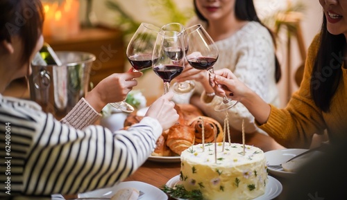 Foto Cheerful friends enjoying home Birthday holiday party