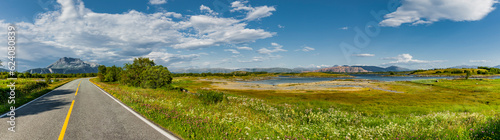 Strasse auf der Insel Alsta mit Blick zu Rødøya in Norwegen