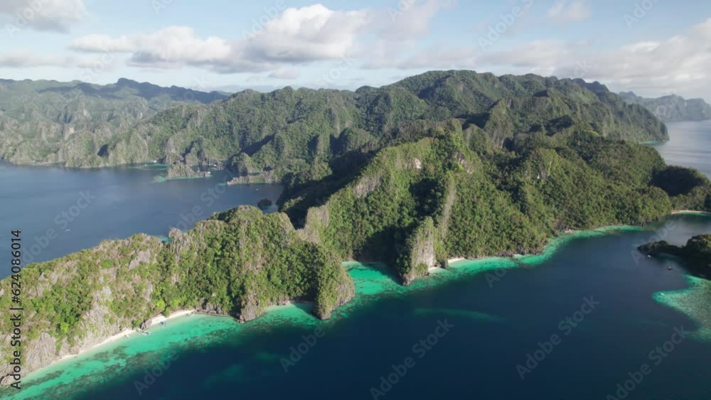 l'ile de Coron nous offre l'un des récifs coraliens les plus beau du monde. Sur mer et dans les air le spectacle est merveilleux. Une piscine naturelle de corail abritant des poissons en tout genre. l'ile de Coron nous offre l'un des récifs coraliens les plus beau du monde. Sur mer et dans les air le spectacle est merveilleux. Une piscine naturelle de corail abritant des poissons en tout genre.