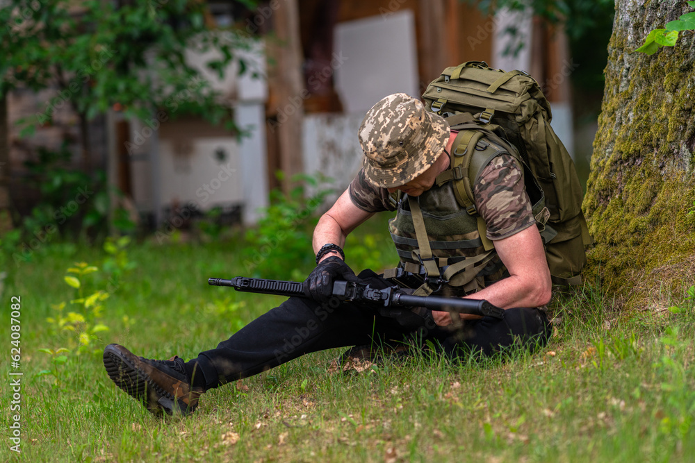 Checking the condition of weapons at a halt