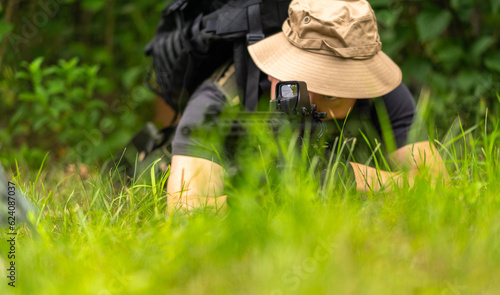 Obraz na płótnie Lightly equipped soldier takes aim while prone w salonie