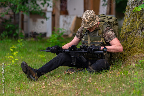 Obraz na płótnie Reloading a rifle bolt during a halt w salonie