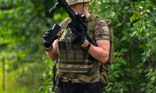 Obraz na płótnie Man checking ammo stock w salonie