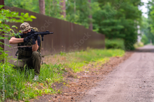 Obraz na płótnie Soldier looking through the scope of a rifle w salonie