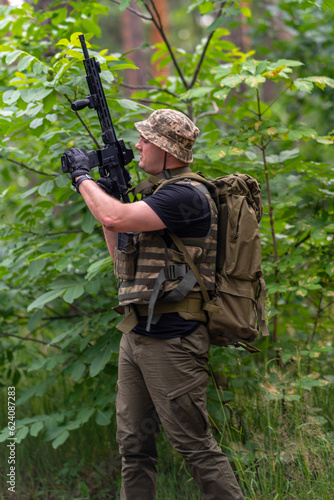 Obraz na płótnie Warrior reloads his rifle w salonie