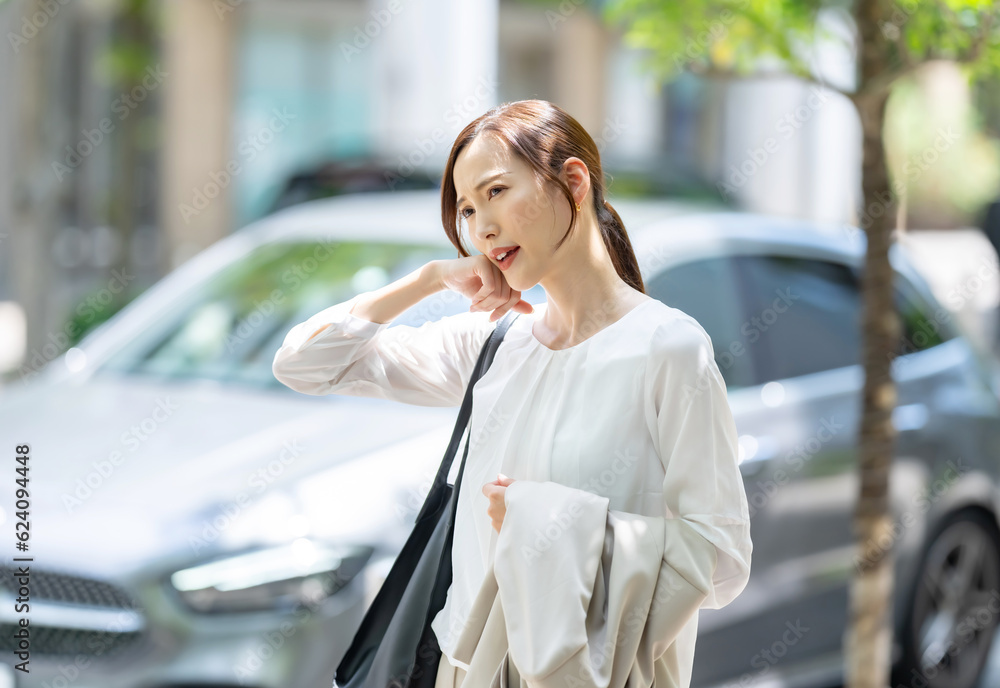 Fototapeta premium 暑がる女性