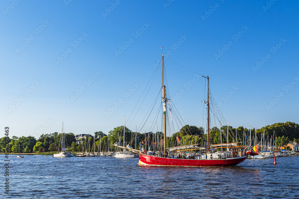 Segelschiff auf der Warnow während der Hanse Sail in Rostock