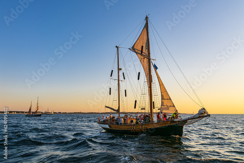 Segelschiffe im Sonnenuntergang auf der Hanse Sail in Rostock