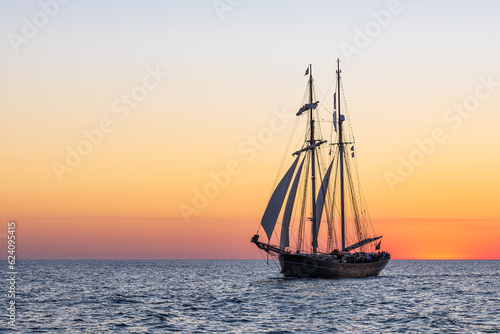 Segelschiff im Sonnenuntergang auf der Hanse Sail in Rostock