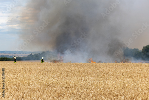 Feldbrand im Sommer durch starke Trockenheit © JKFotografie & TV