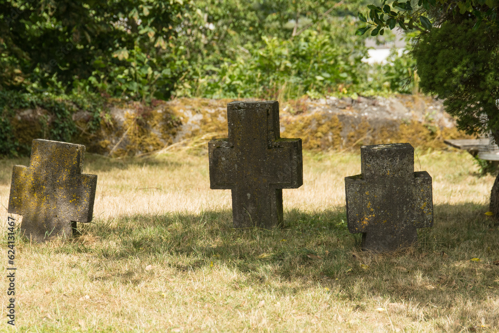 Alter Friedhof mit Steinkreuzen
